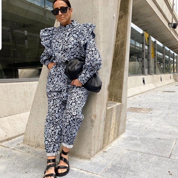 🦋Bloggers Favorite🦋 Zara Floral Jumpsuit Size M - Picture 9 of 16